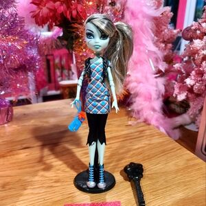 2011 MONSTER HIGH FRANKIE STEIN DAY AT THE MAUL KILLER STYLE FRANKIE DOLL!
